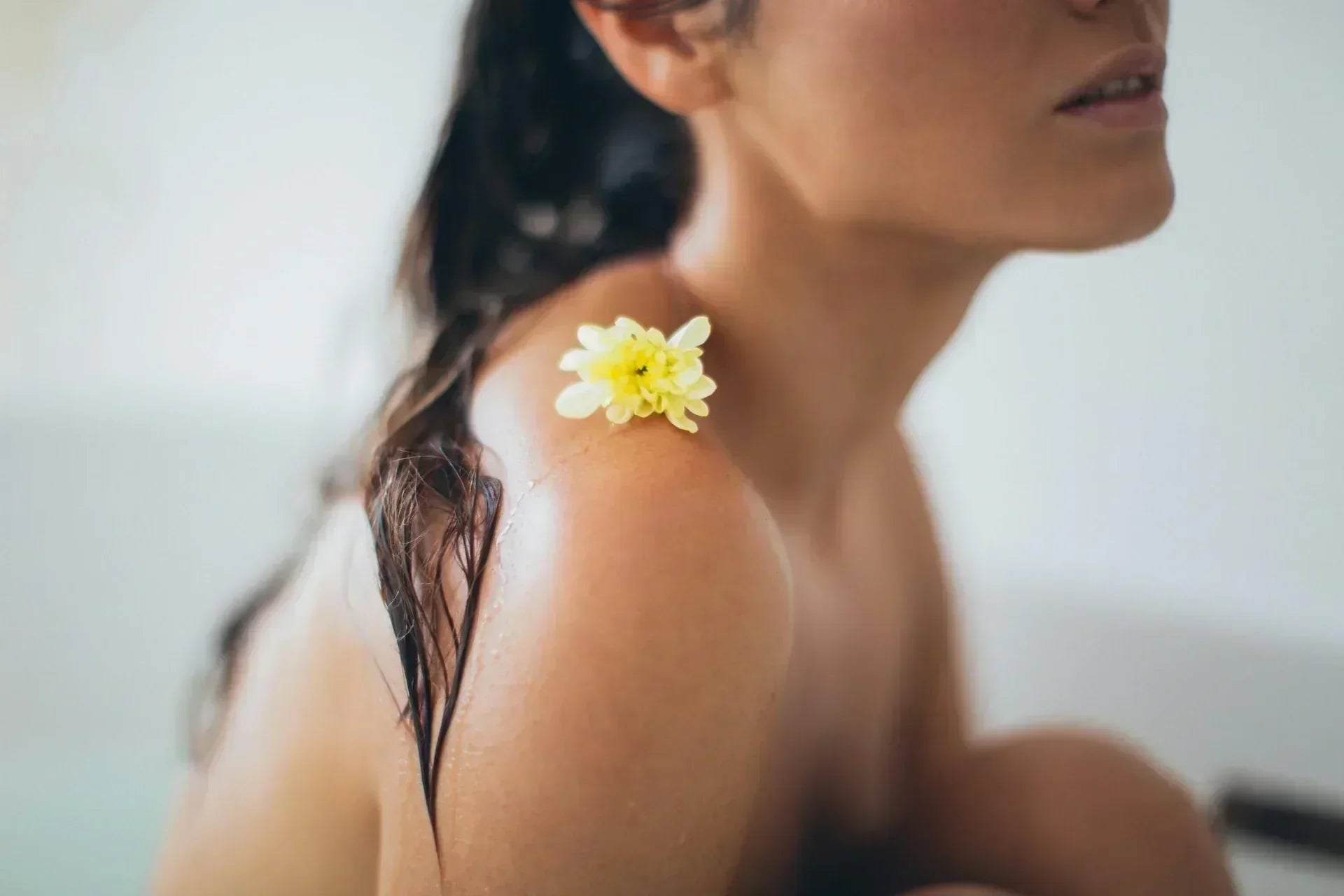Mujer tomando un baño